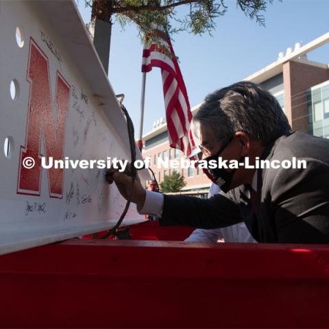 College of Engineering Dean Lance Perez adds his signature to the last beam before it is placed. Due to COVID-19 precautions, a public ceremony was not able to be held. Instead, signatures from college and university supporters and others involved in the Phase I project were gathered either remotely or by signing the beam individually. The final beam was installed at the topping off ceremony for Engineering Project, August 26, 2020. Photo by Greg Nathan / University Communication.